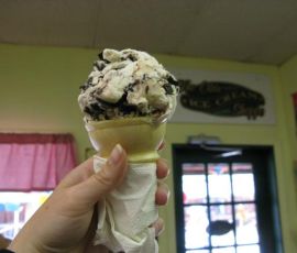 Caren got a scoop of Moose Tracks.